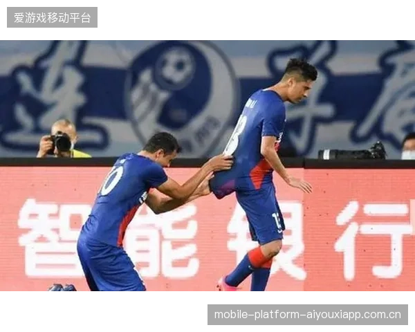 足球场上的“尴尬瞬间”——队友穿裆晃倒，背后的故事与启示